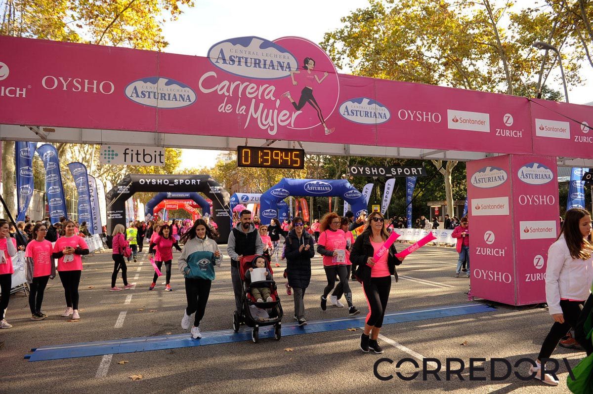 Llegada de la Carrera de la Mujer de Barcelona (ARCO IZQUIERDO 87)