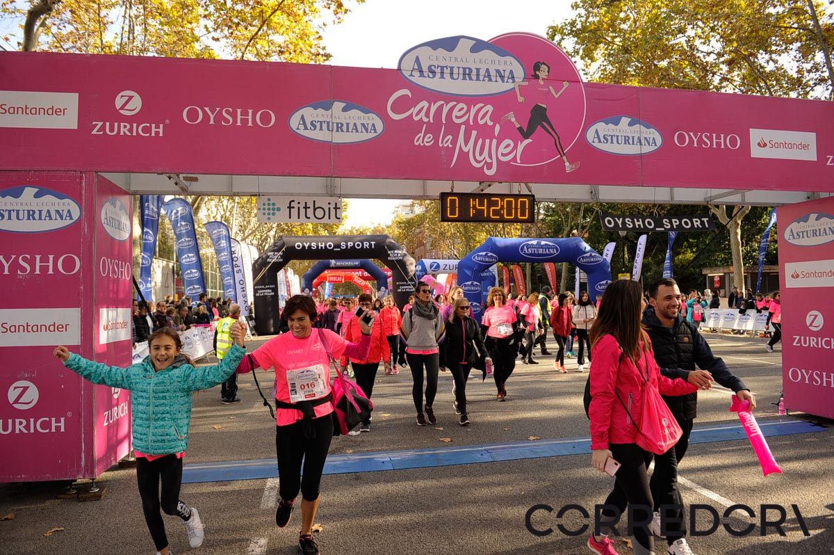 Llegada de la Carrera de la Mujer de Barcelona (ARCO IZQUIERDO 90)