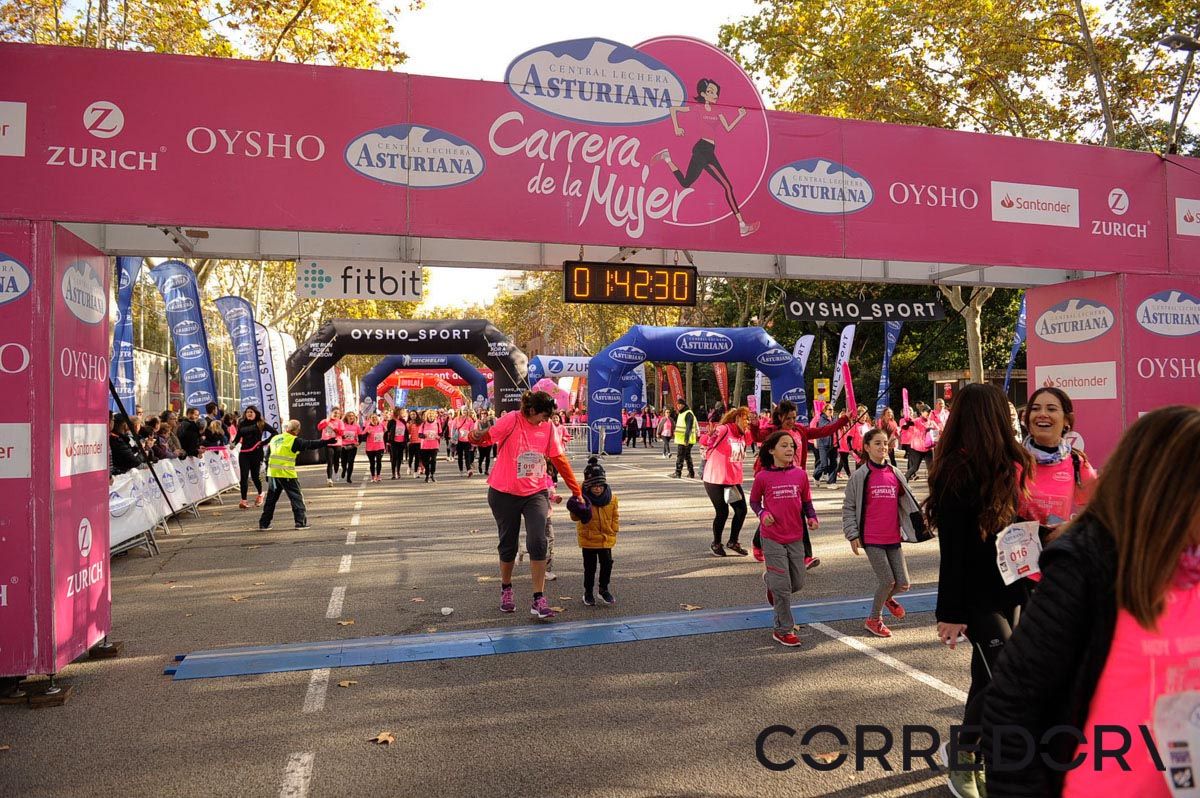 Llegada de la Carrera de la Mujer de Barcelona (ARCO IZQUIERDO 90)