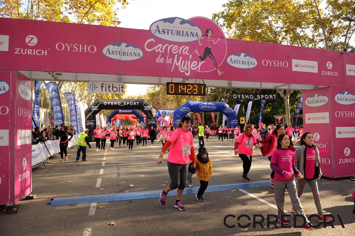 Llegada de la Carrera de la Mujer de Barcelona (ARCO IZQUIERDO 90)