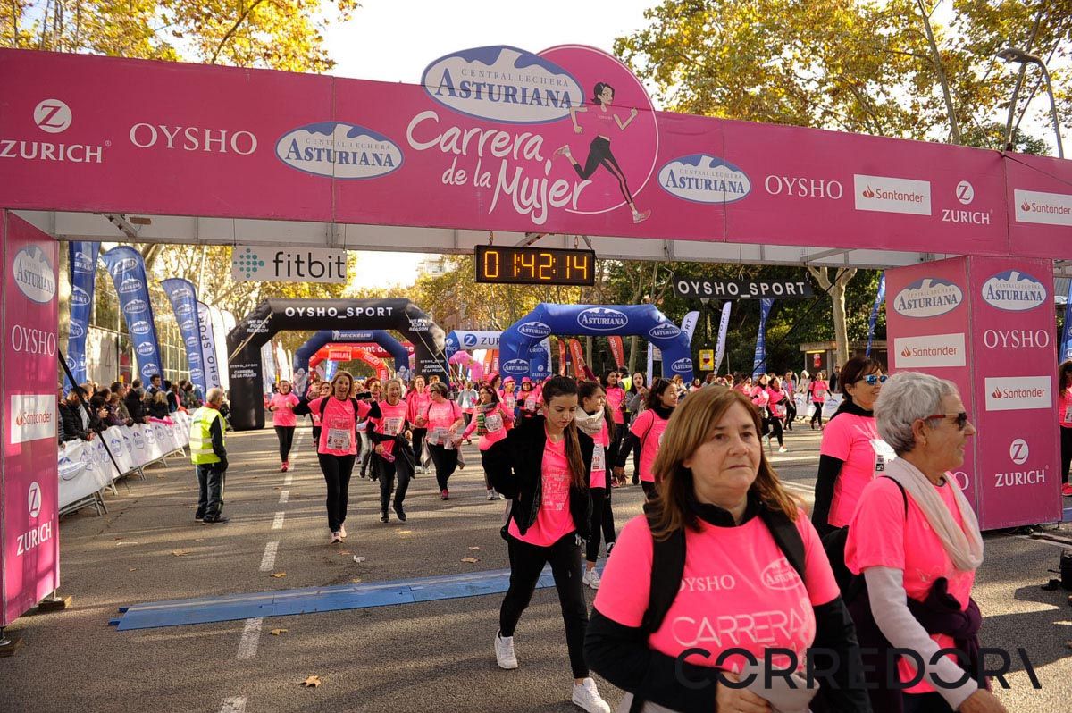Llegada de la Carrera de la Mujer de Barcelona (ARCO IZQUIERDO 90)
