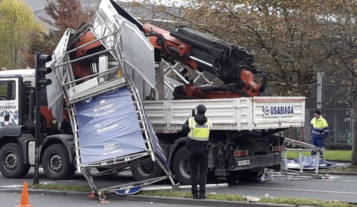 Así ha quedado el arco de meta después de ser arrollado por un camión | CorriendoVoy