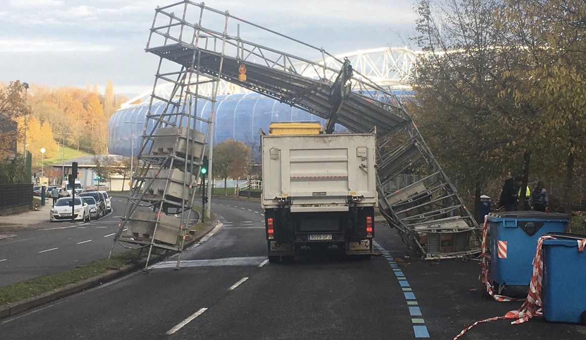 Un camión derriba de nuevo la salida del Maratón de Donosti