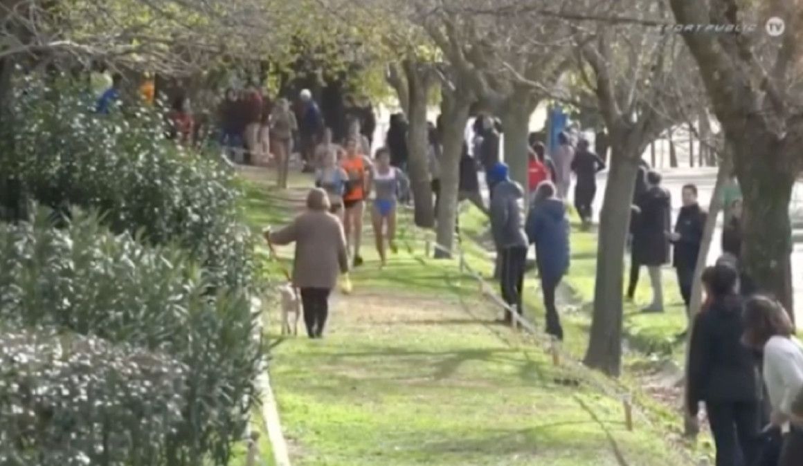 Una mujer con su perro en el recorrido del Cross de Alcobendas | soycorredor.es