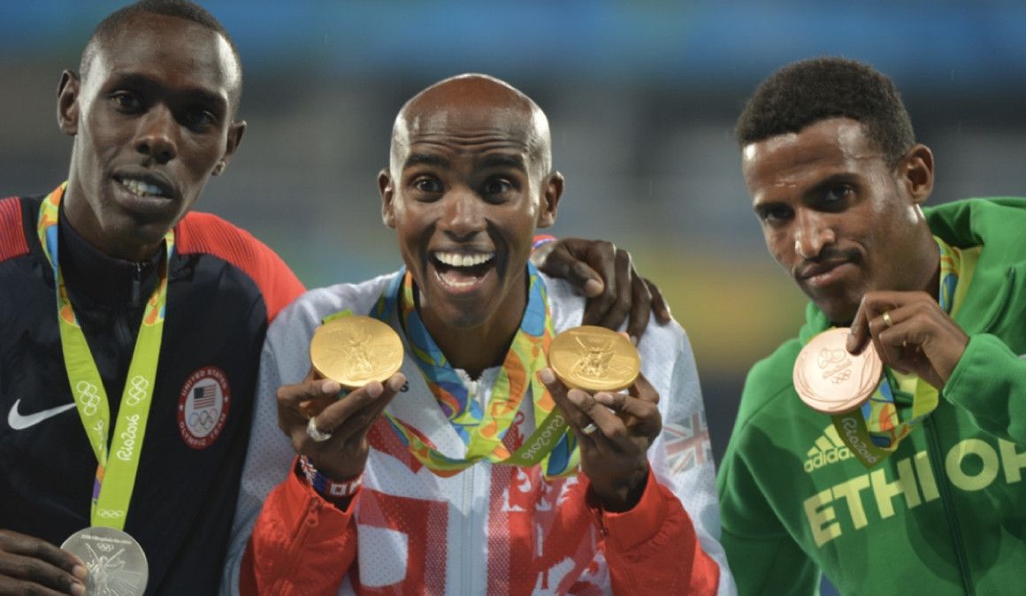 Mo Farah, en el centro, con las dos medallas de oro conseguidas en Río 2016 | soycorredor.es