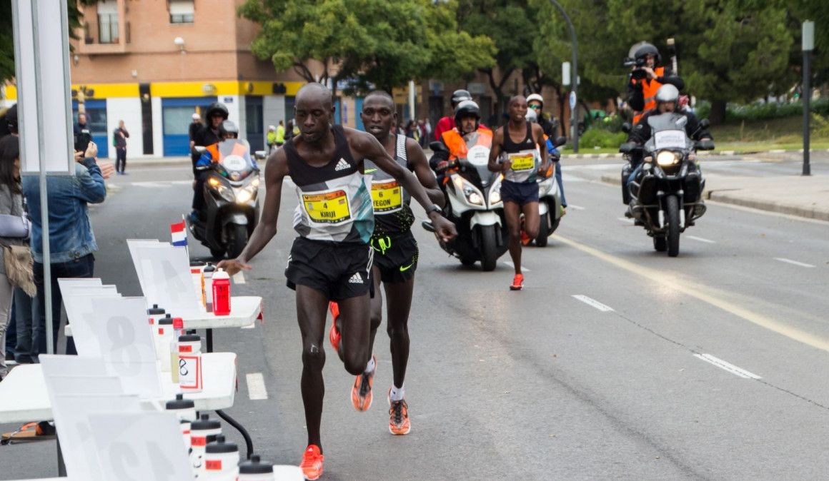 Hay un cuidado proceso detrás de los avituallamientos del Maratón Valencia Trinidad Alfonso EDP