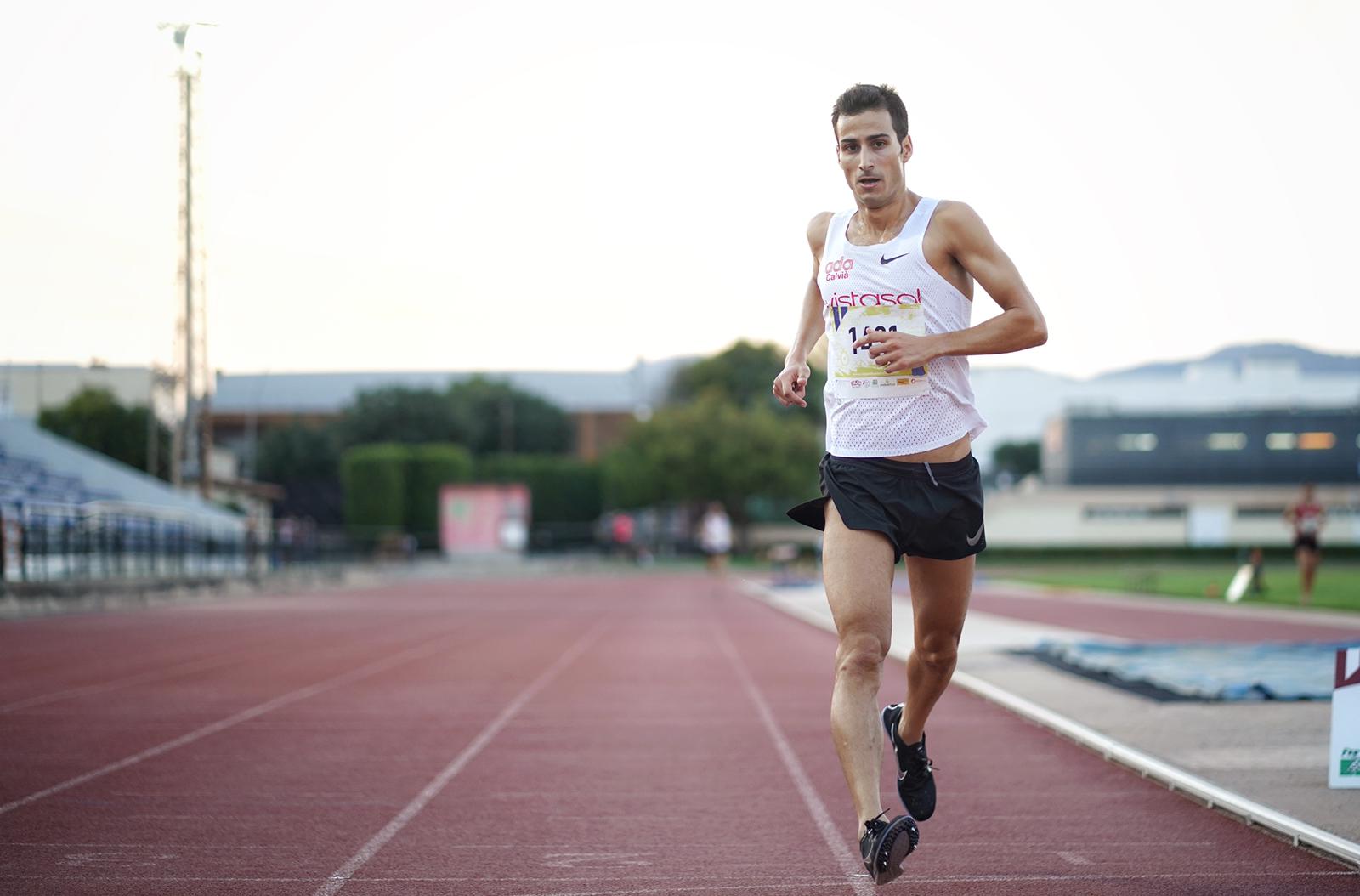 Mario Mola en los últimos metros de la carrera de 3.000 metros en la que ha renovado su marca personal. Foto: Félix Sánchez (fotorunners.es)