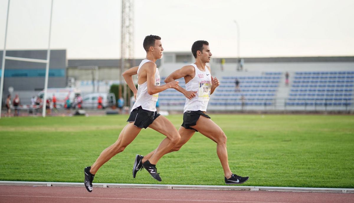 Mario Mola y Said Mechaal, compañeros de equipo en el ADA Calvià Vistasol, solos en el último kilómetro. Foto: Félix Sánchez (fotorunners.es)