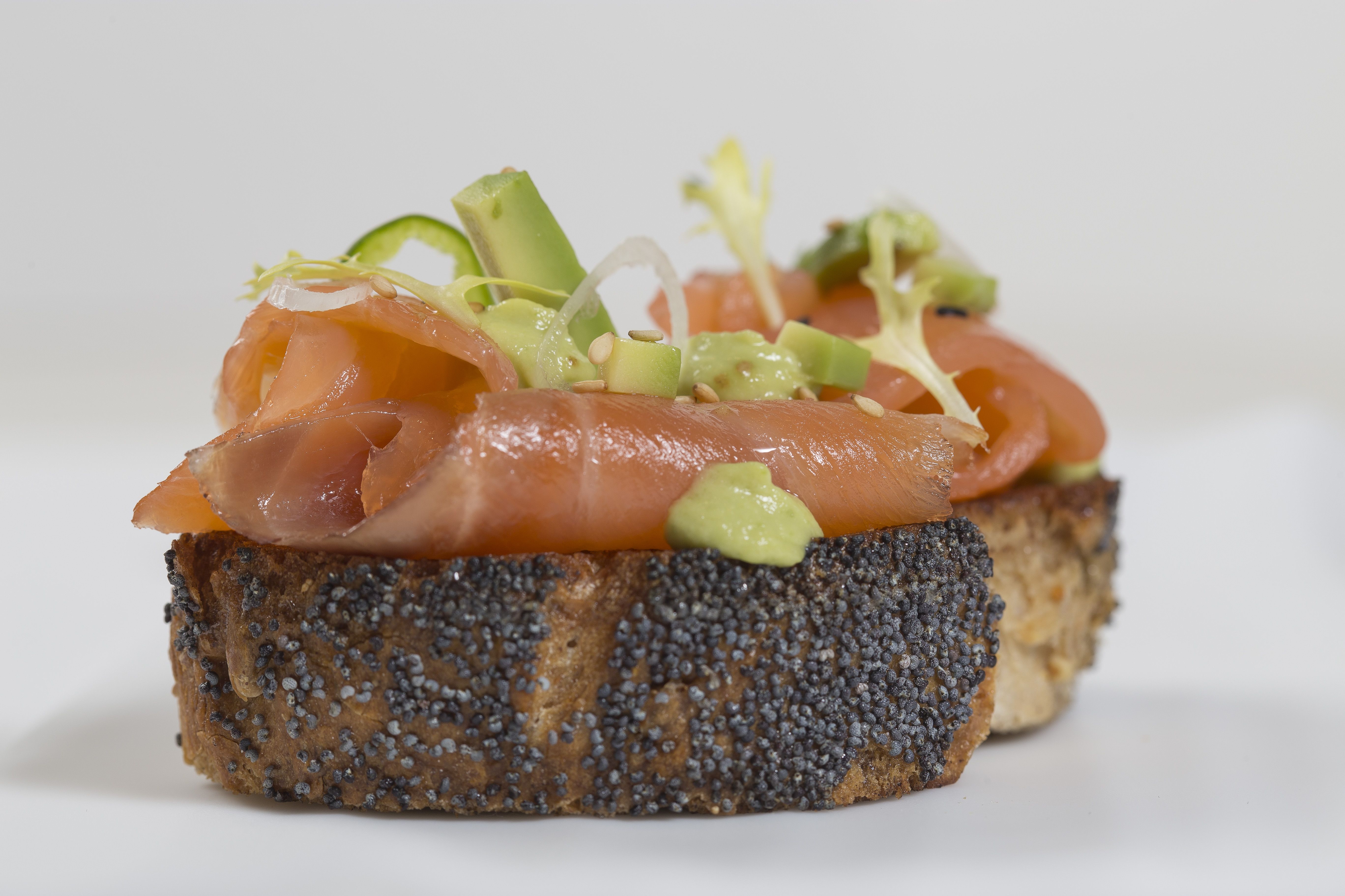 Tosta de pan de centeno con salmón ahumado y mayonesa de aguacate