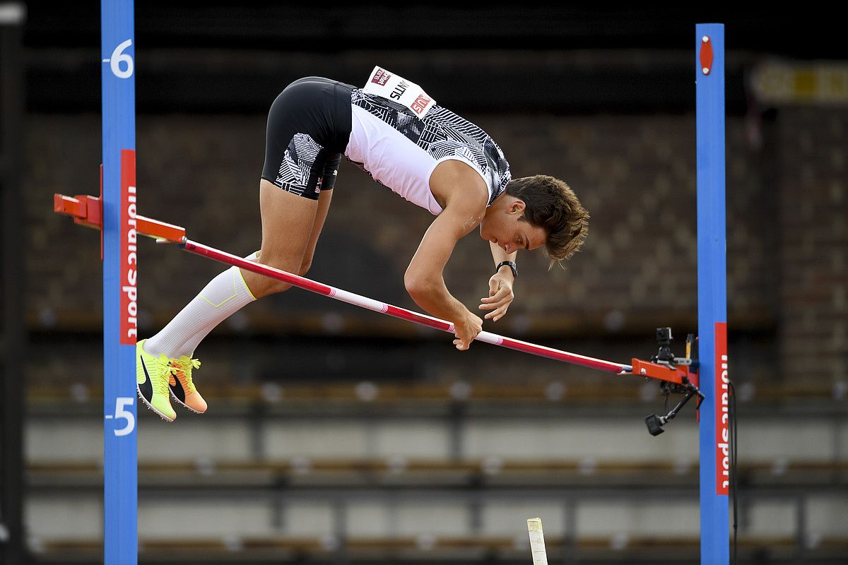 Armand Duplantis volvió a ganar en el salto con pértiga con 6.01m