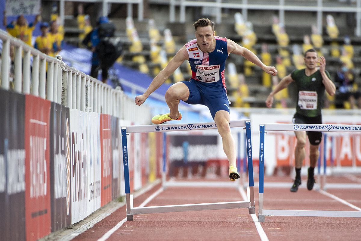 Karsten Warholm tropezando con la última valla en su carrera de 400 metros vallas.