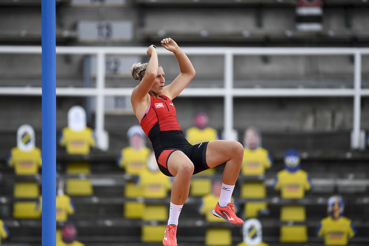 Holly Bradshaw saltando 4.69m en la pértiga femenina de Estocolmo.