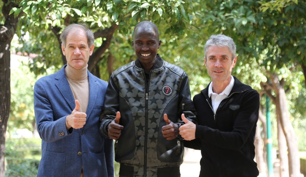 El atleta Eliud Kibet flanqueado por los dos embajadores de la prueba: Martín Fiz y Abel Antón | soycorredor.es