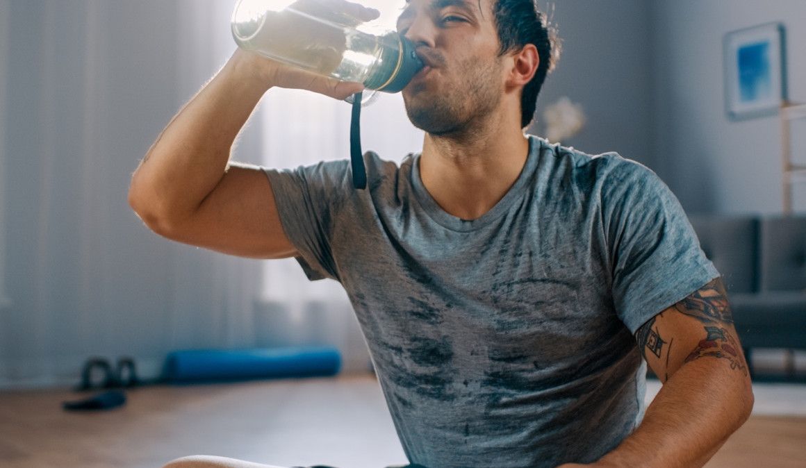 El salón es uno de los lugares habituales para ejercitarte en casa | iStock