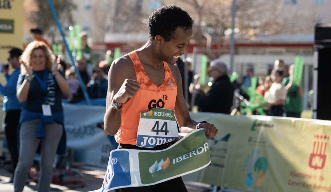 Tariku Novales entrando triunfador en Sagunto | Sportmedia
