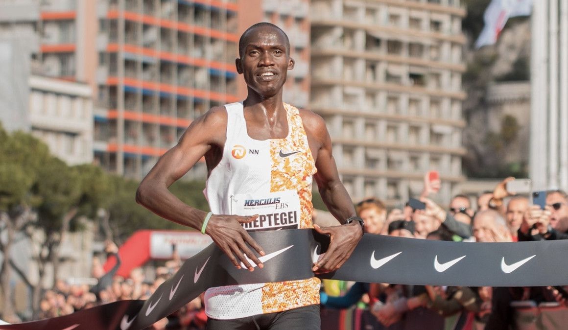 Cheptegei bate el récord del mundo de 5K (a 2:34 min/km)