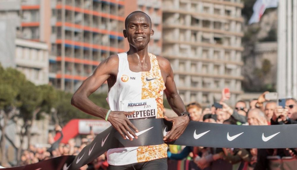 Cheptegei bate el récord del mundo de 5K (a 2:34 min/km) Cheptegei bate el récord del mundo de 5K (a 2:34 min/km)