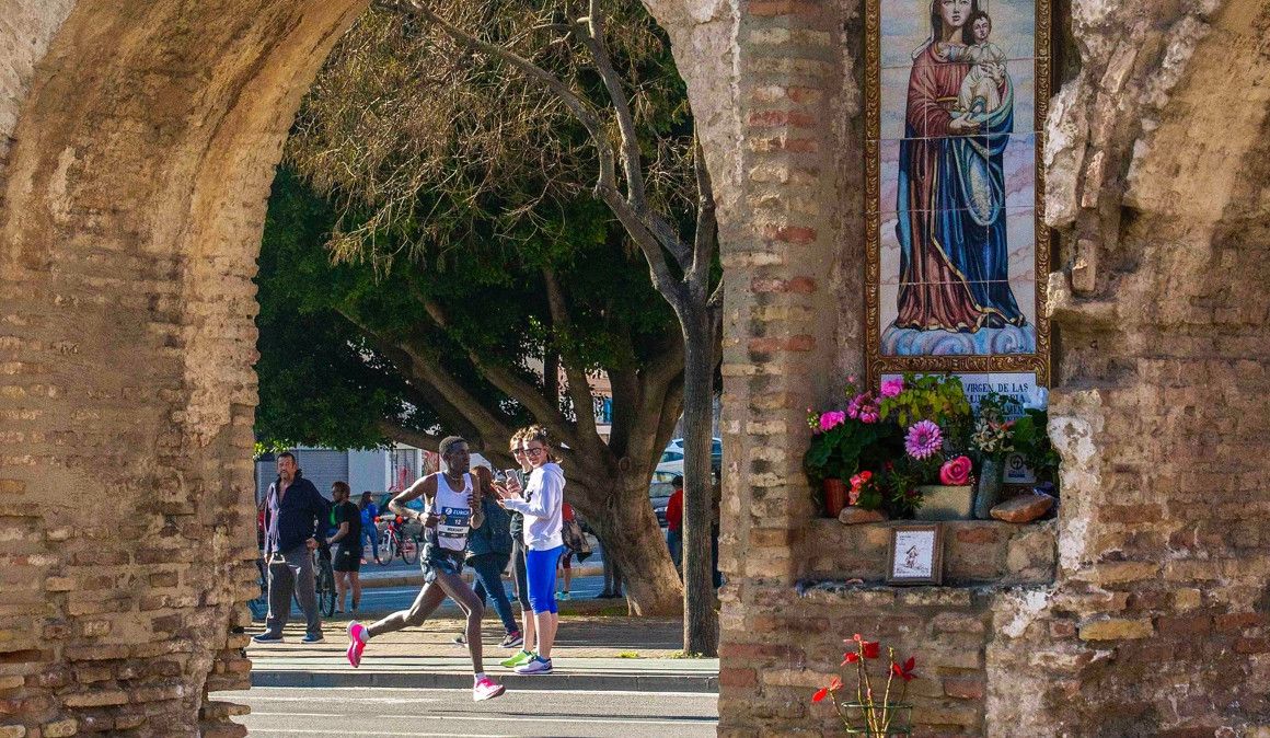 Una imagen de la llegada a meta de Eric Domingo y su madre Silvia | Juanjo Úbeda
