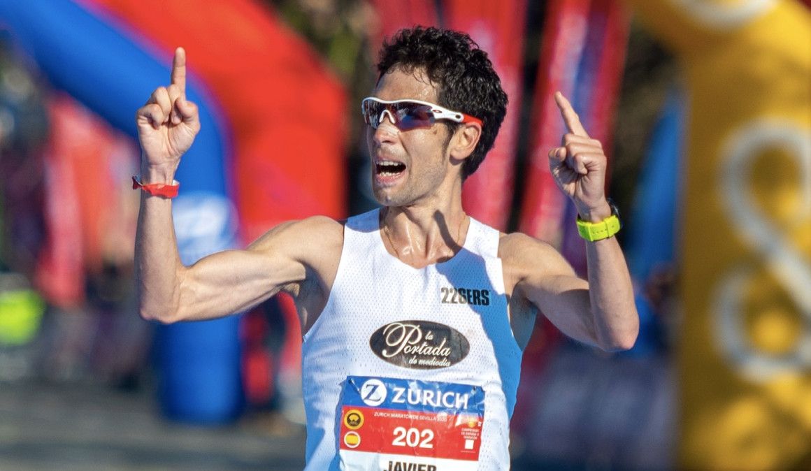 Javi Guerra en la meta del Zurich Maratón de Sevilla. Foto: Organización.