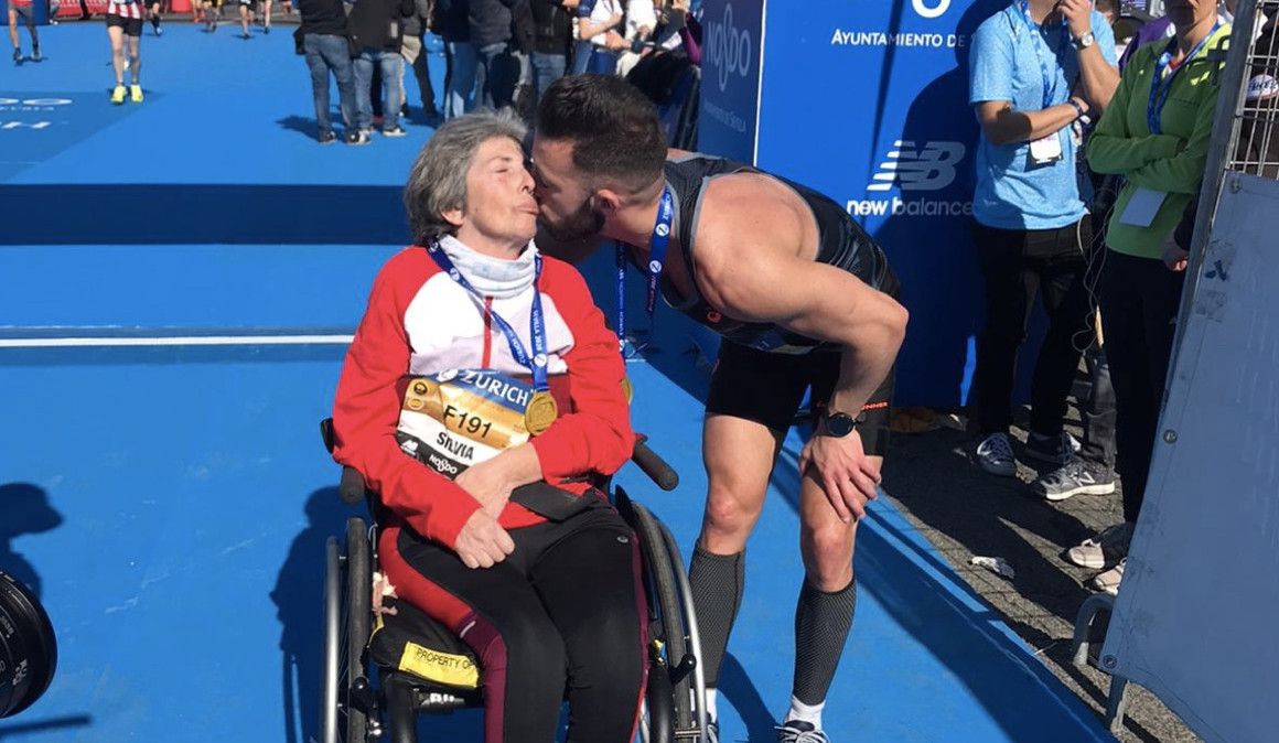 Eric y Silvia nada más cruzar la meta del Zurich Maratón de Sevilla