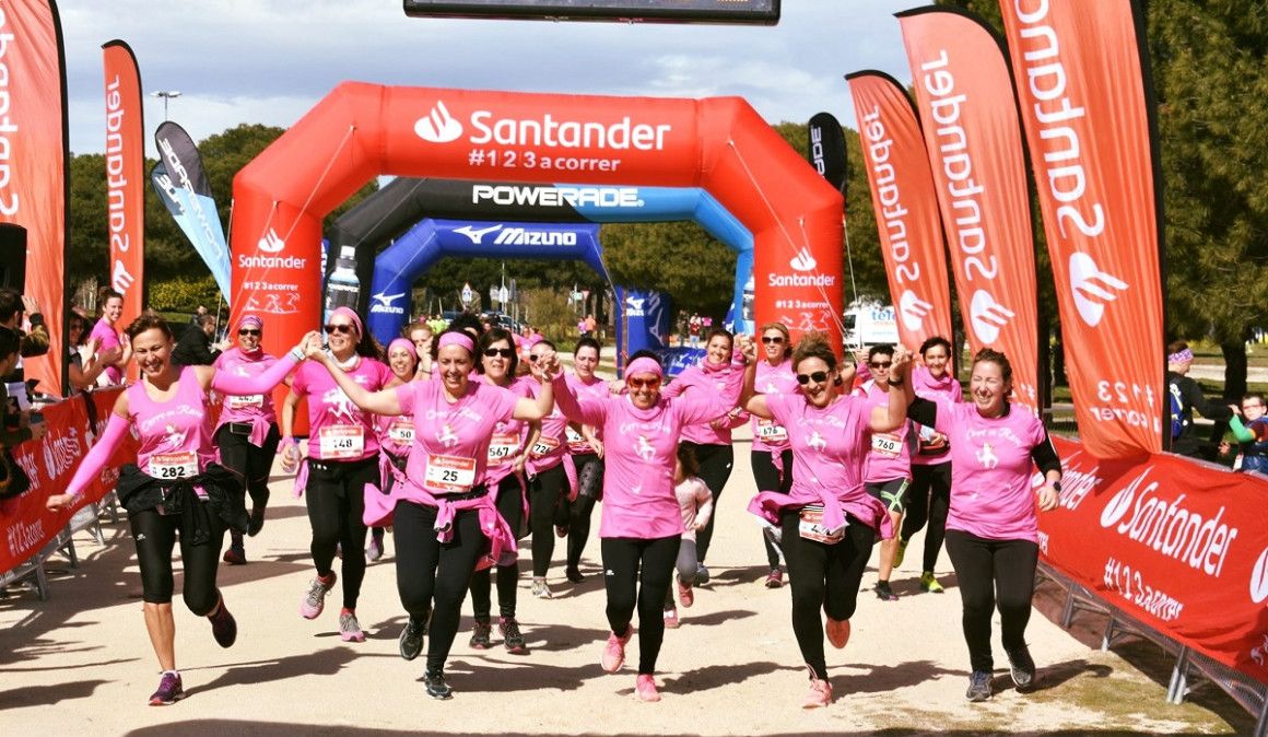 1.000 mujeres tiñen de rosa el Pinar de Las Rozas en el II Trail de la Mujer