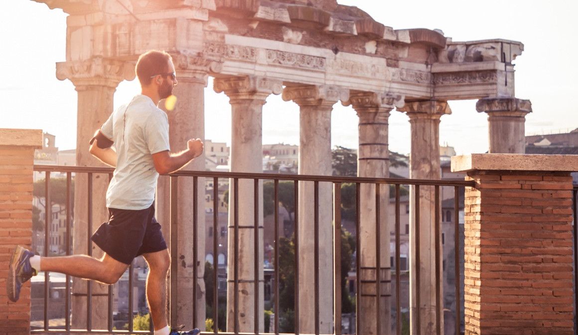 Un corredor frente al Foro Romano | iStock