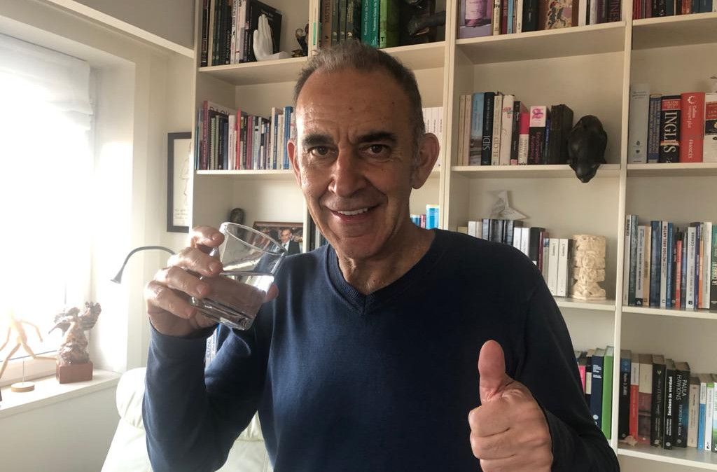 El doctor Hernán Silván predicando con el ejemplo | Foto: Cristina Montarroso