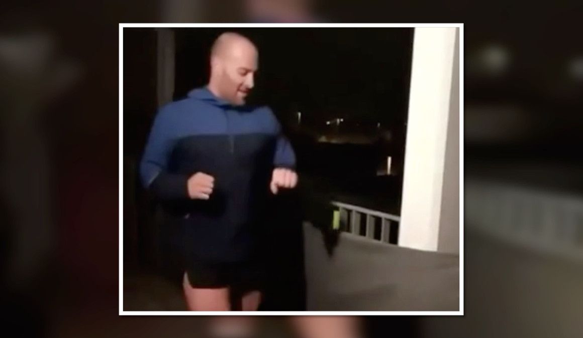 Un corredor francés corre un maratón en un balcón de 7 metros