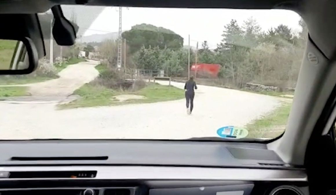 Una imagen del vídeo de la corredora escoltada por la Policía | soycorredor.es