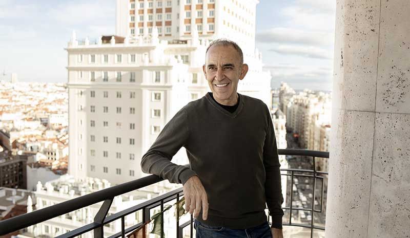 El doctor Hernán Silván dedica parte de su estancia en casa a informarnos verazmente sobre Covid-19 y salud.| Foto: Bárbara Sánchez Palomero