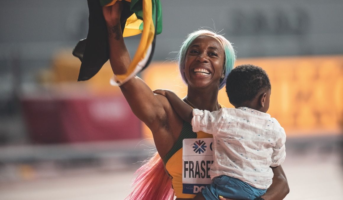 Shelly-Ann Fraser-Pryce, atleta y madre, con su hijo en brazos tras ganar el título mundial de los 100 metros en Doha. SPORTMEDIA.