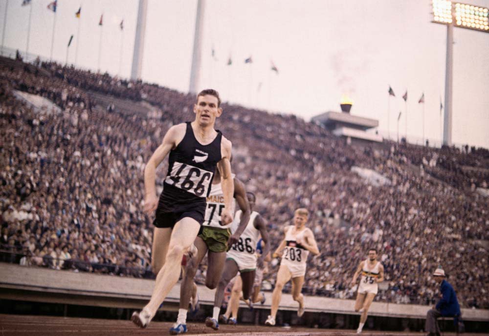 Peter Snell en los Juegos Olímpicos de Tokio, donde consiguió el doblete en los 800 y 1.500 metros. Foto: COI