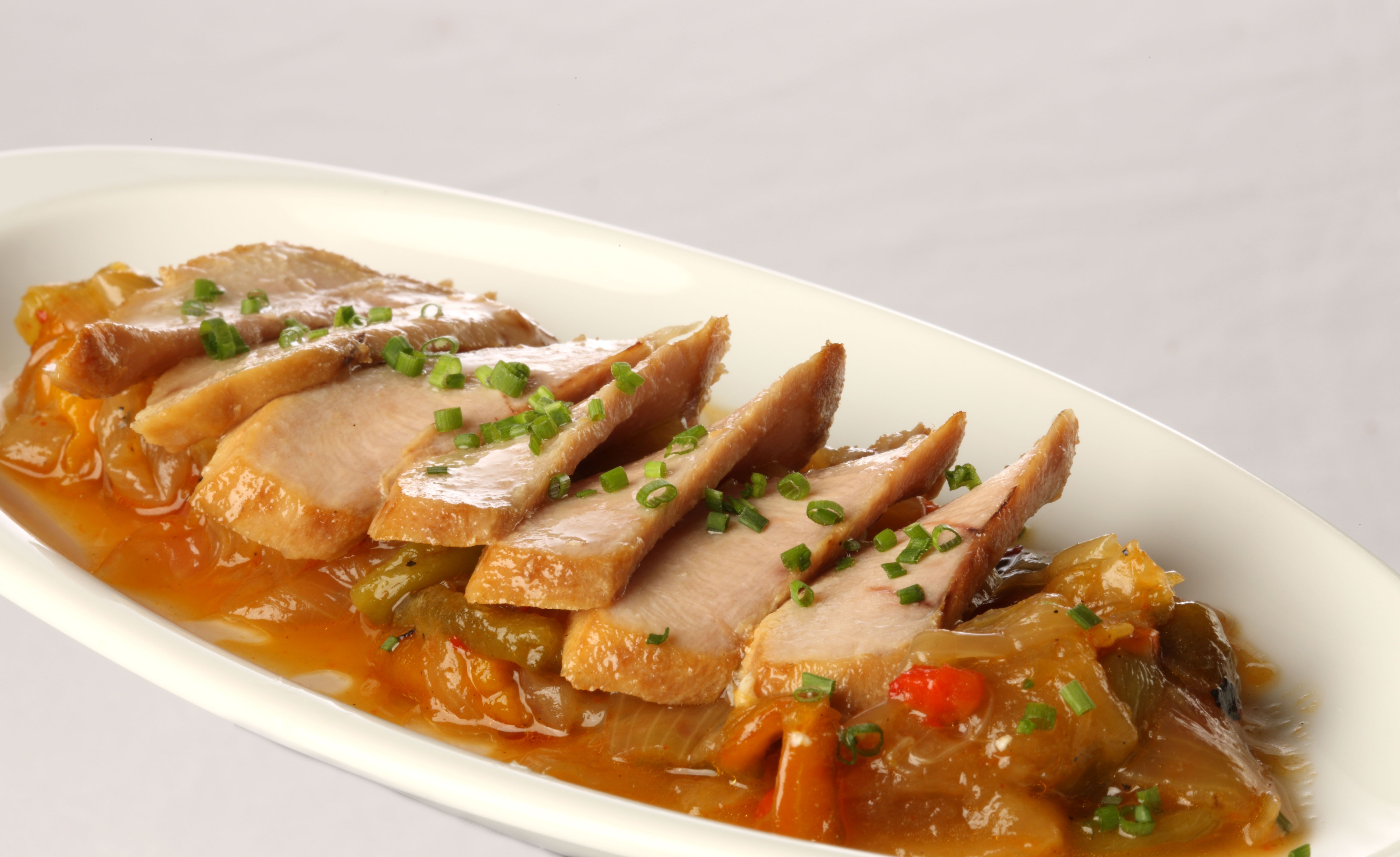 Escalibada de verduras con pechuga de pollo "confinada"