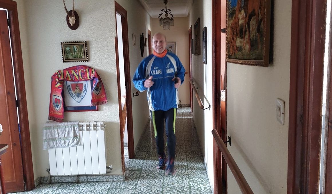 El fondista Jesús del Río en el pasillo de su casa. Foto: Heraldo-Diario de Soria.