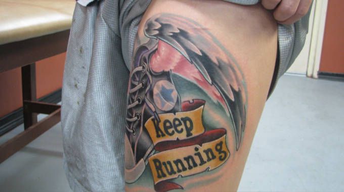 Sigue corriendo... ¡Un tatuaje con mensaje clásico!