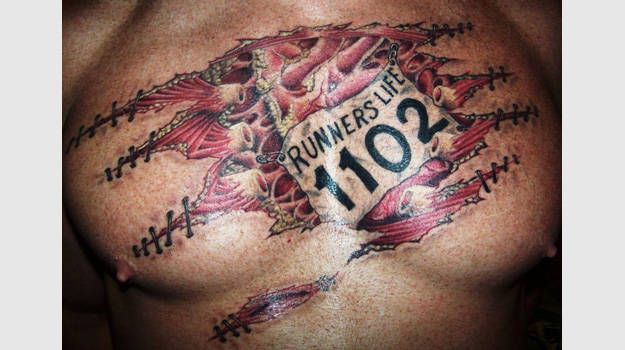 Muy visceral este tatuaje de un corredor anónimo.