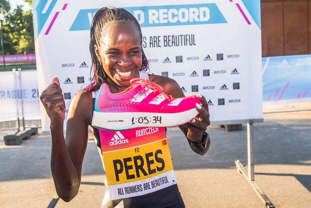 Peres Jepchirchir tras el récord del mundo de medio maratón en prueba solo para mujeres. Foto: RunCzech