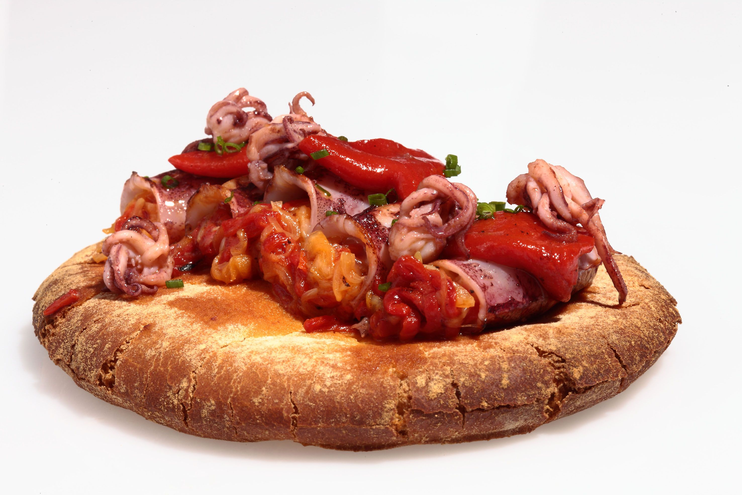 Tosta de chipirones rellenos de pimientos del piquillo