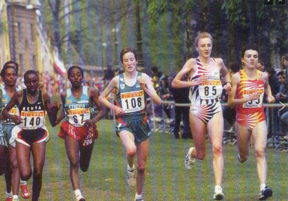 Julia Vaquero, a la derecha de la imagen, brillando en el Mundial de cross