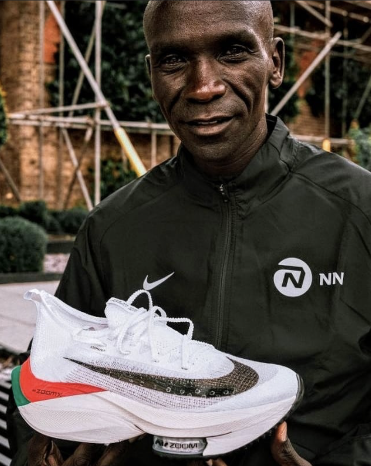 Kipchoge ha presentado la zapatilla en la puerta del hotel