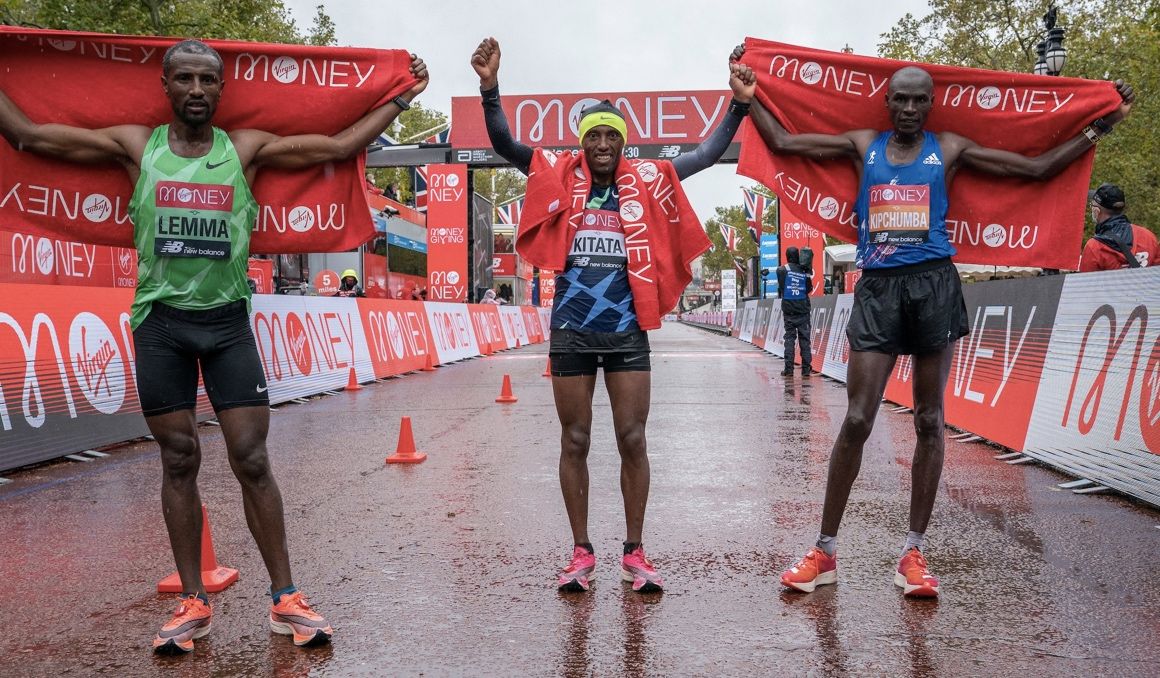 Los tres primeros clasificados en el Maratón de Londres 2020. Foto: London Marathon.