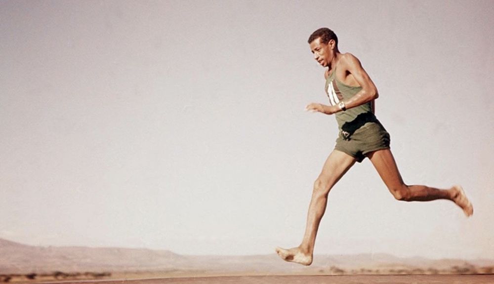 Los pies descalzos de Abebe Bikila, símbolo de un continente. Los pies descalzos de Abebe Bikila, símbolo de un continente.