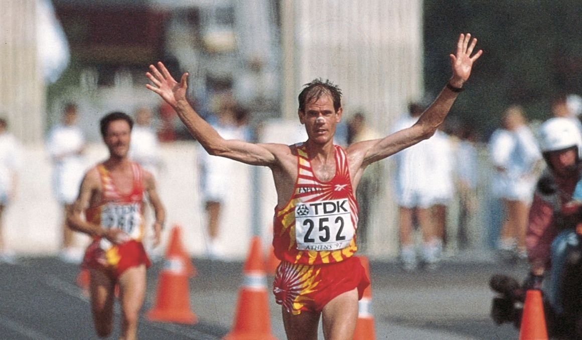 Abel Antón en el Campeonato del Mundo de Sevilla por delante de Martín Fiz. Foto: Getty Images.