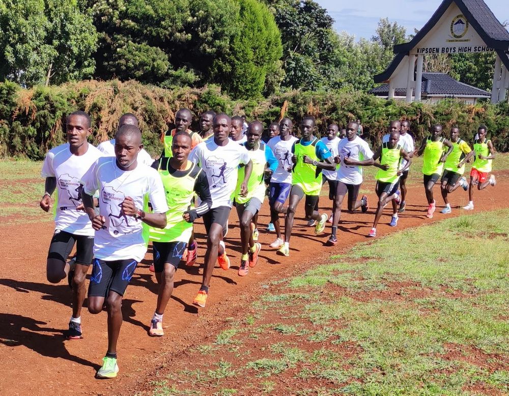 Un grupo de corredores kenianos entrenando en Iten