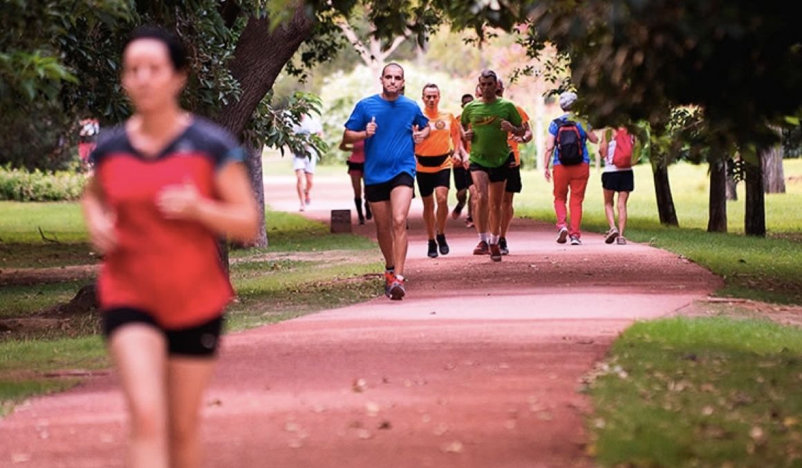 Un grupo de corredores en los Jardines del Turia de Valencia. Foto: VC Running