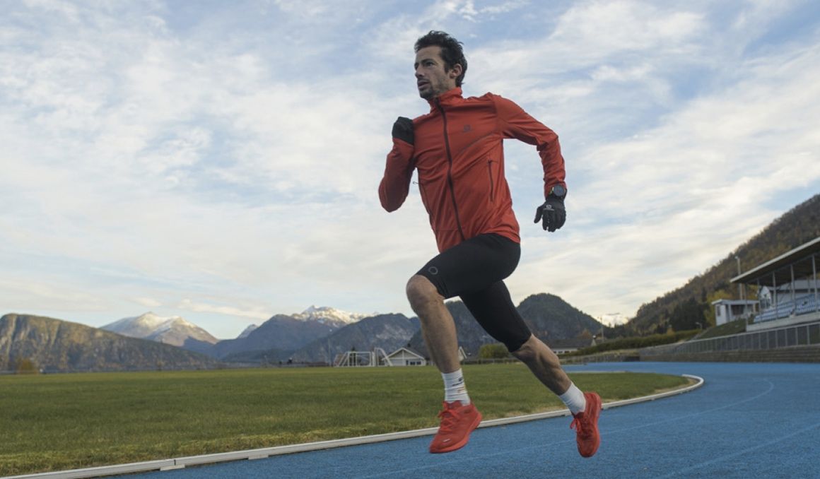 Kilian Jornet en un entrenamiento en la pista donde correrá 24 horas. Foto: Vergard Breie.