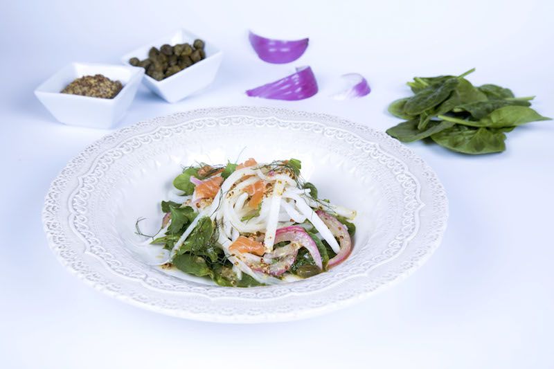 Salmón ahumado con tallarines de nabo y salsa de eneldo