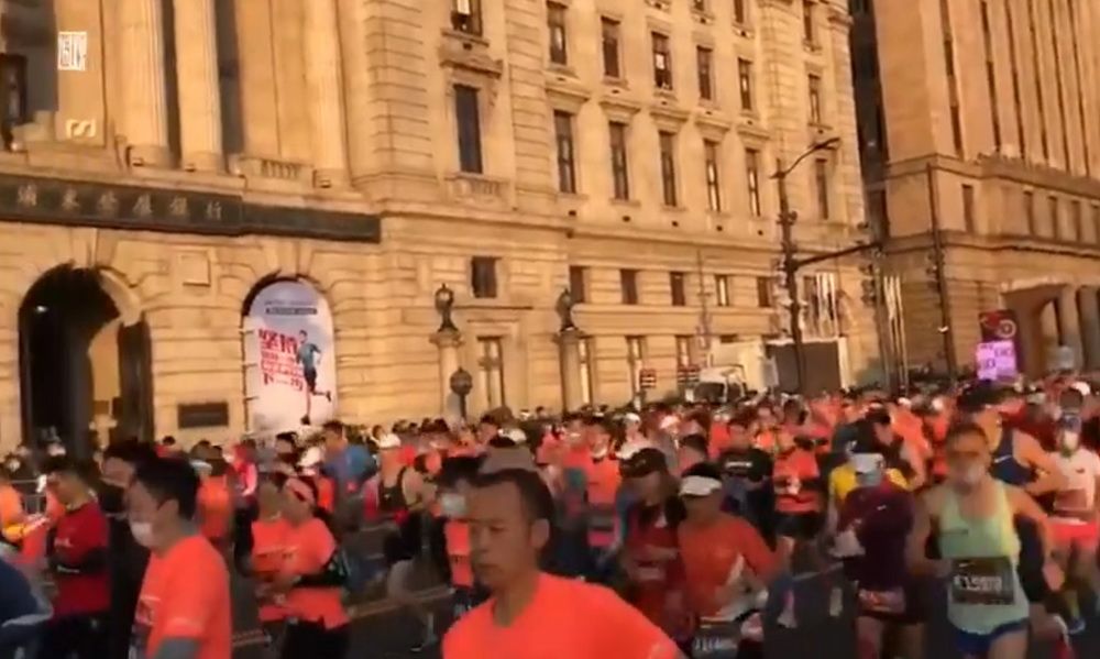 El maratón de Shangái 2020 se ha celebrado con 9.000 corredores