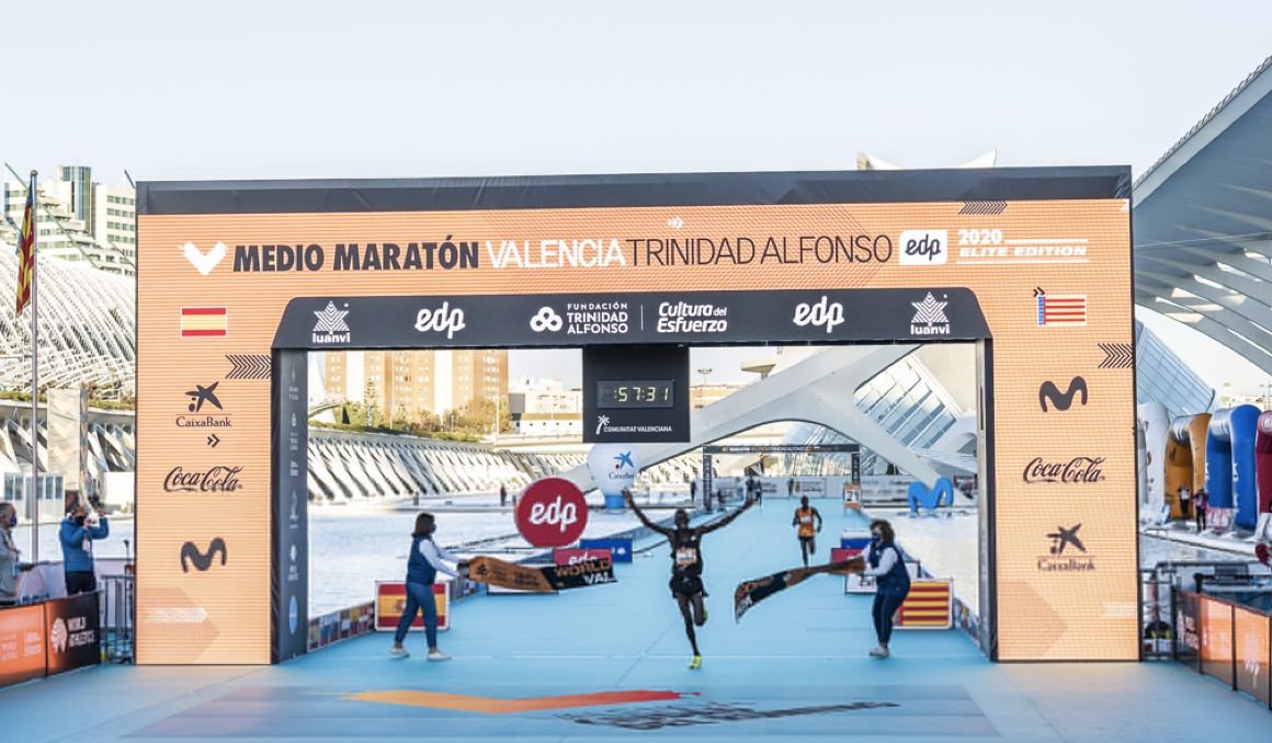Kibiwott Kandie cruzando la línea de meta en Valencia