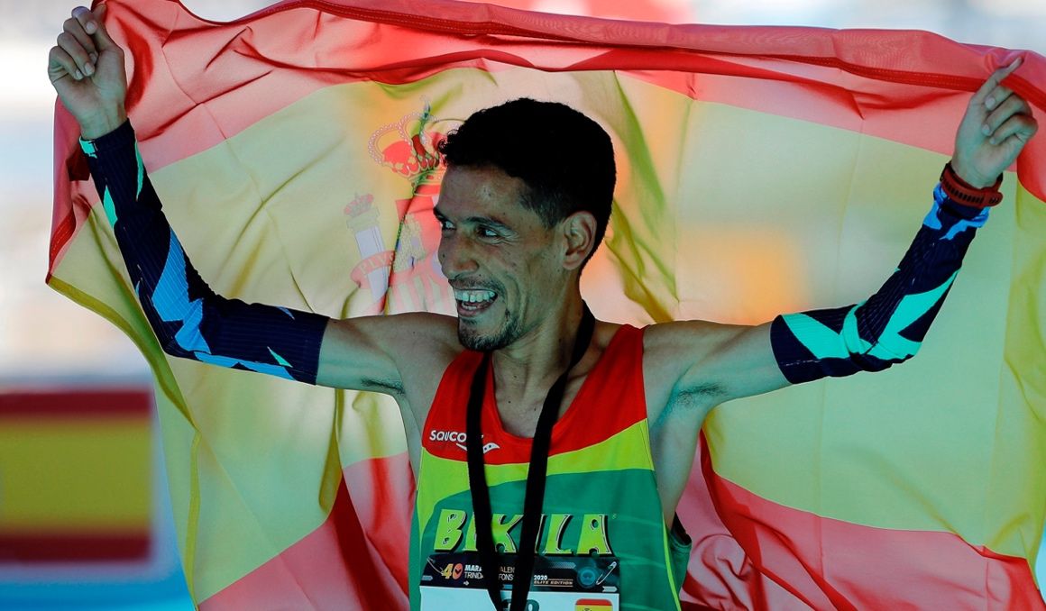 Ayad Lamdassem celebrando el récord de España de maratón. Foto EFE